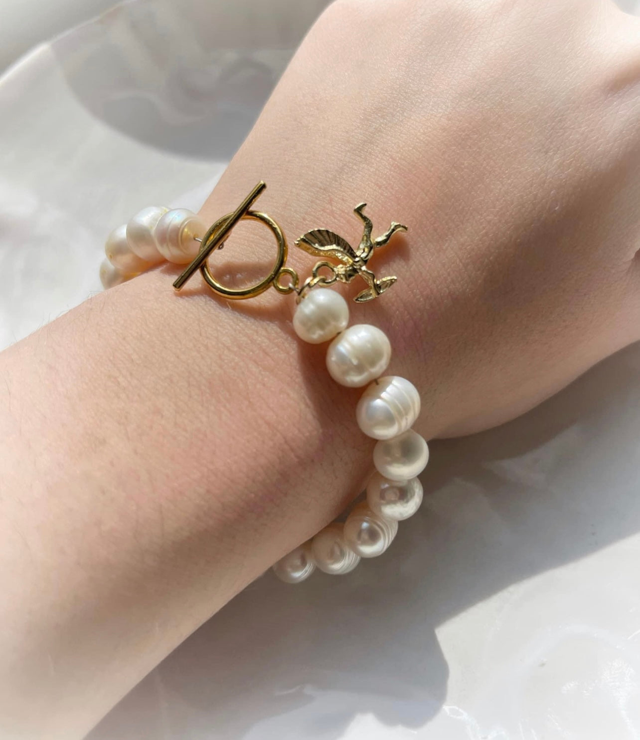 White pearl charm bracelet with dainty gold Cupid / cherub charm, classic white pearl jewelry, unique pearl jewelry, summer jewelry