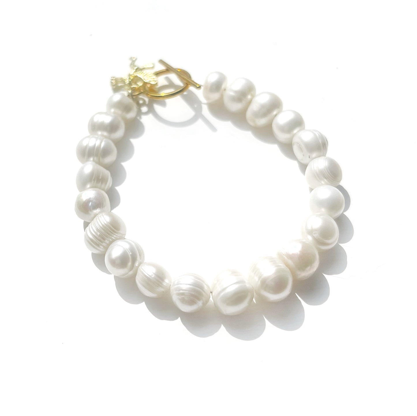 White pearl charm bracelet with dainty gold Cupid / cherub charm, classic white pearl jewelry, unique pearl jewelry, summer jewelry
