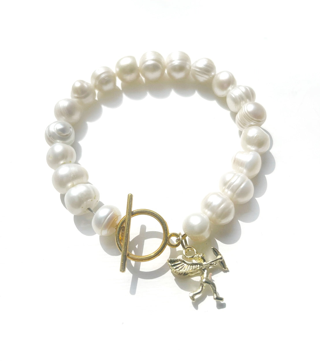 White pearl charm bracelet with dainty gold Cupid / cherub charm, classic white pearl jewelry, unique pearl jewelry, summer jewelry