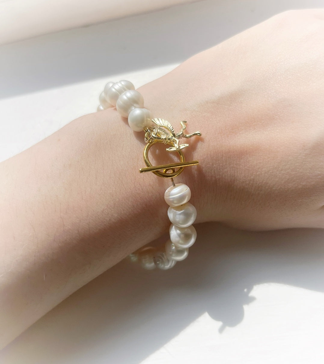 White pearl charm bracelet with dainty gold Cupid / cherub charm, classic white pearl jewelry, unique pearl jewelry, summer jewelry