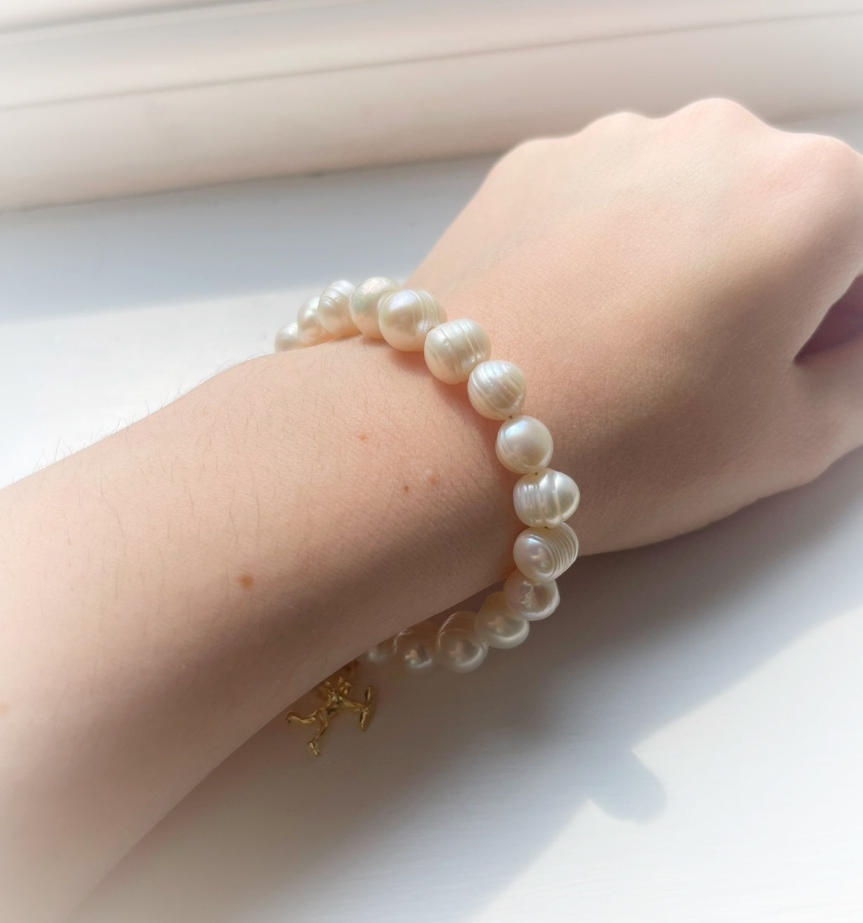 White pearl charm bracelet with dainty gold Cupid / cherub charm, classic white pearl jewelry, unique pearl jewelry, summer jewelry