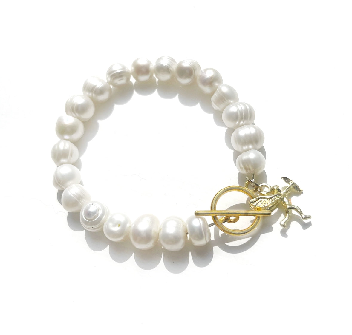 White pearl charm bracelet with dainty gold Cupid / cherub charm, classic white pearl jewelry, unique pearl jewelry, summer jewelry