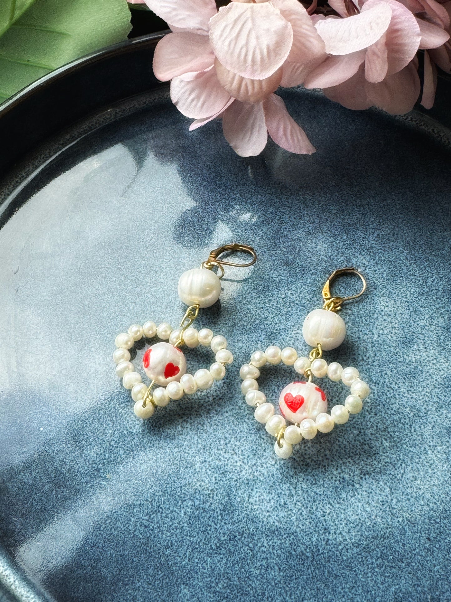 White pearl heart earrings, statement pearl jewelry, hand painted red love heart wire wrapped dangle earrings, retro statement jewelry