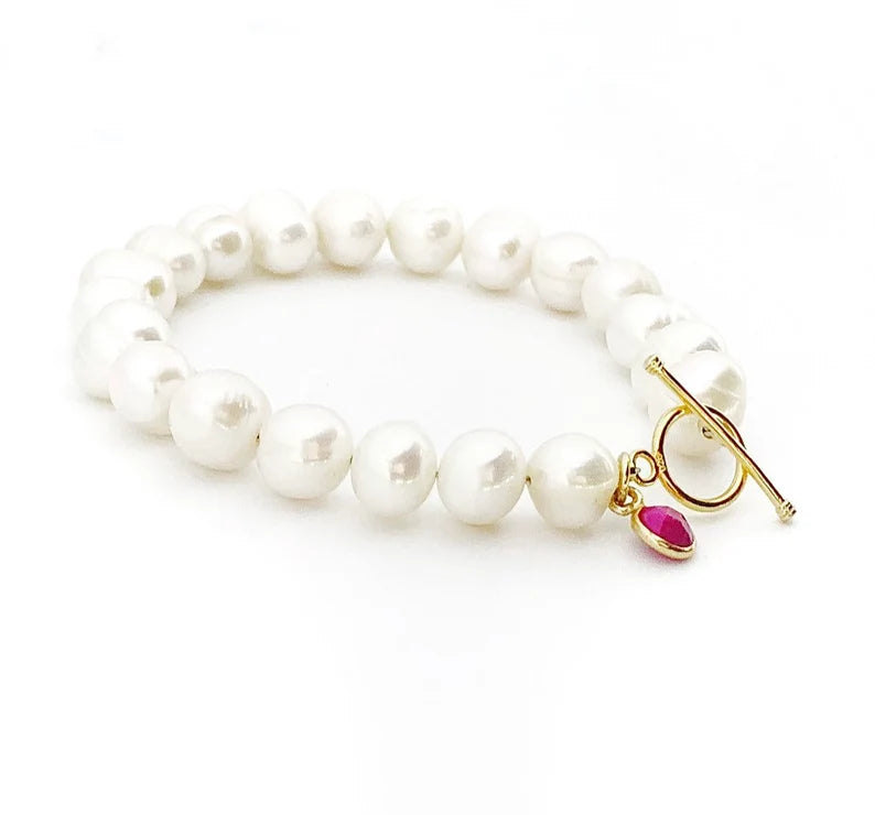July Birthstone Pearl Bracelet, Minimalist Ruby Charm Bracelet, Freshwater Pearl Bracelet Gold, July Birthday Gift for Her, Bridesmaid Gift