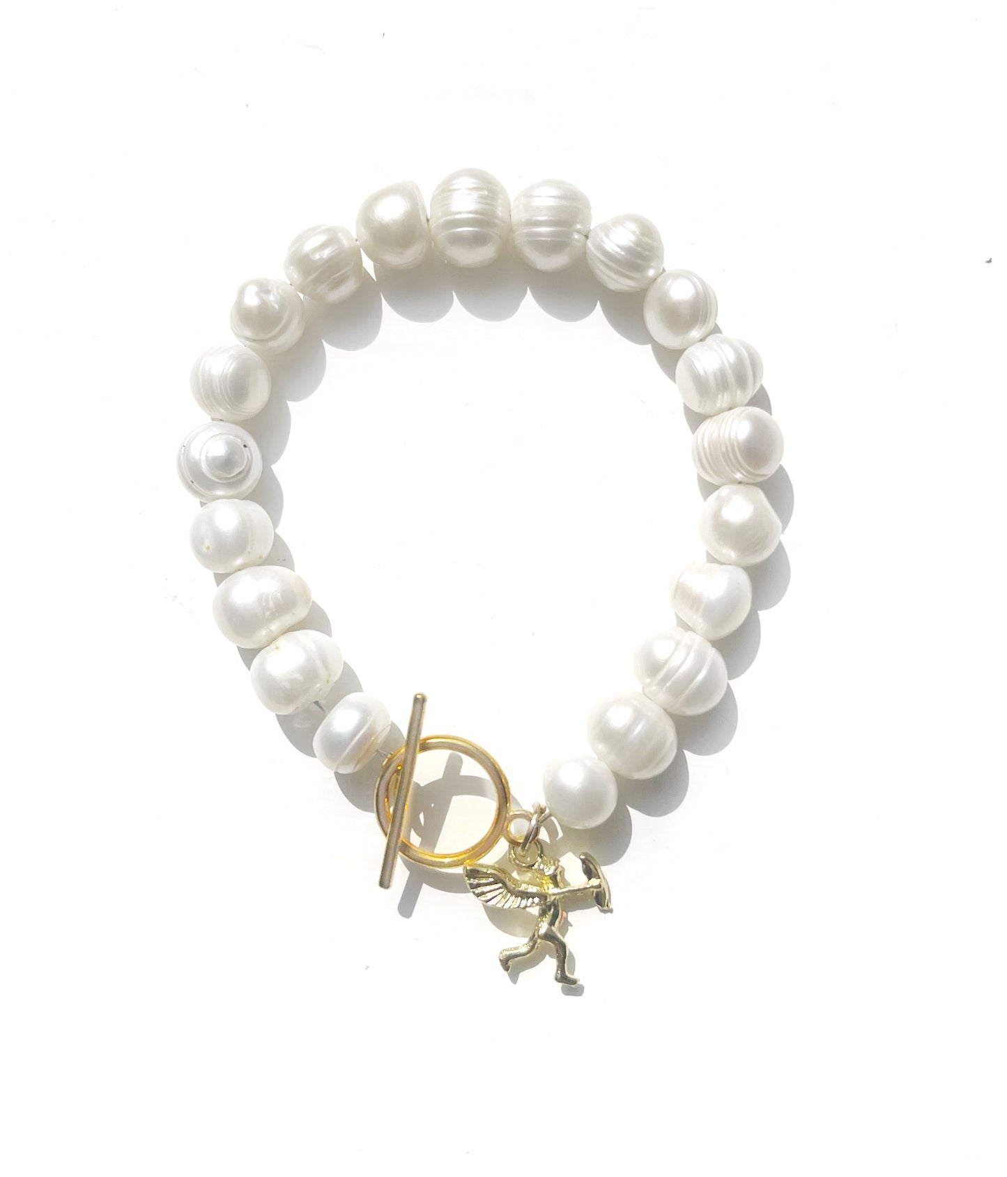White pearl charm bracelet with dainty gold Cupid / cherub charm, classic white pearl jewelry, unique pearl jewelry, summer jewelry