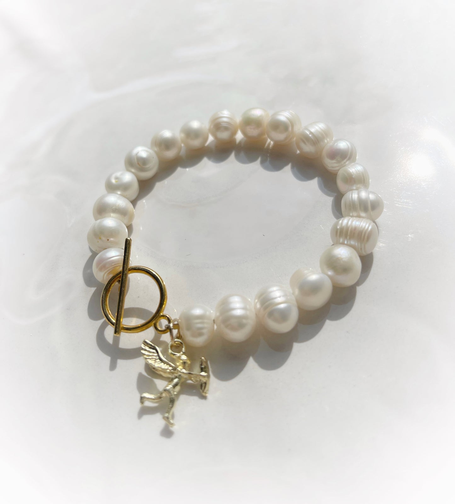 White pearl charm bracelet with dainty gold Cupid / cherub charm, classic white pearl jewelry, unique pearl jewelry, summer jewelry