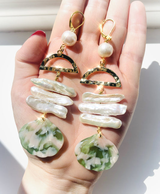 Statement summer earrings, colourful seashell drop earrings, white freshwater pearl boho dangle earrings, vacation accessory jewelry